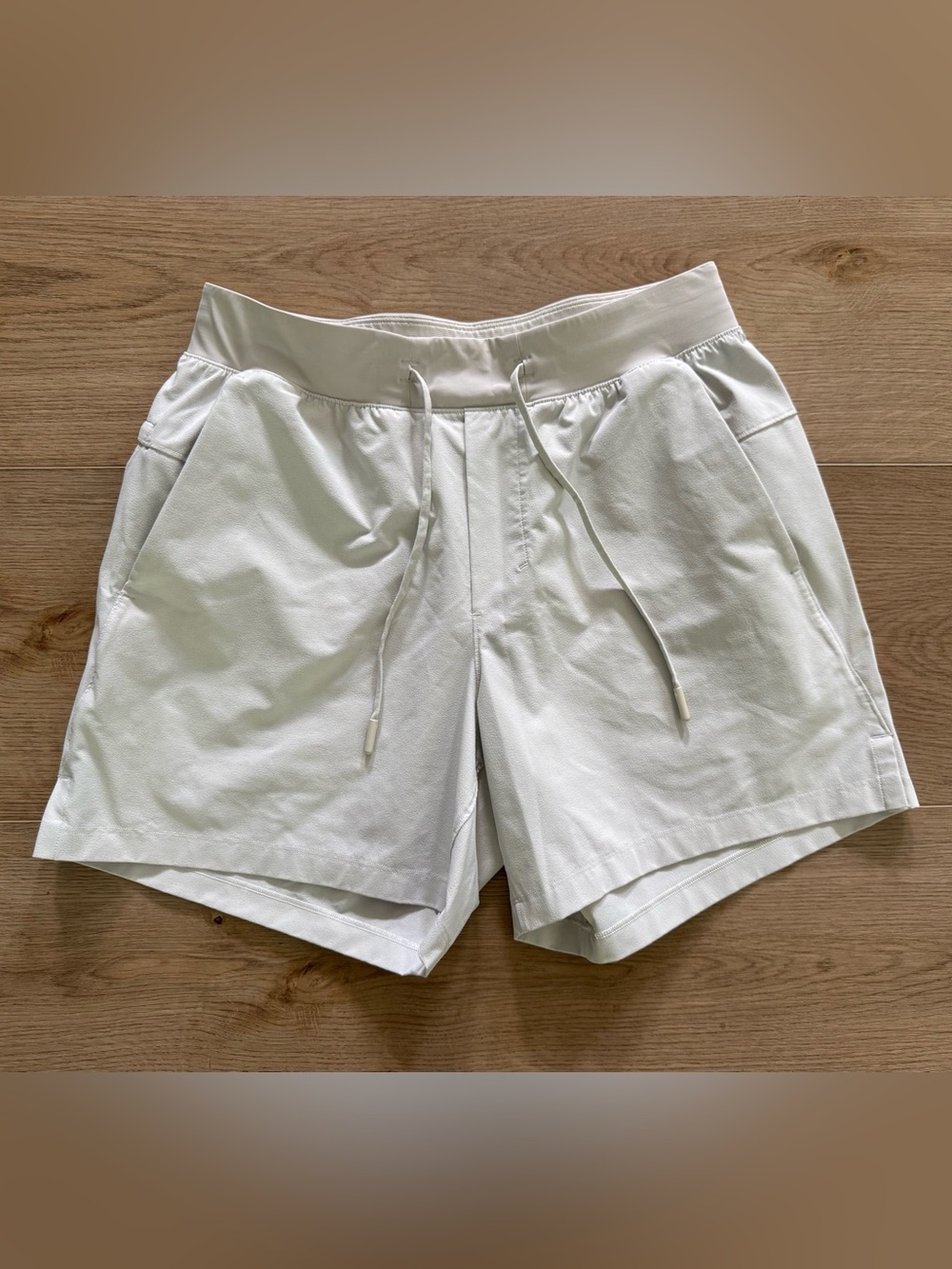 Lululemon License to Train 5” Linerless Shorts Men’s Small Bone